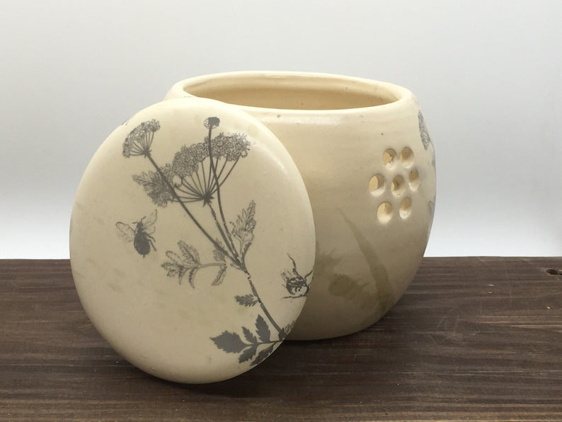 Garlic keeper, Garlic holder, onion storage, Garlic jar, pottery garlic keeper