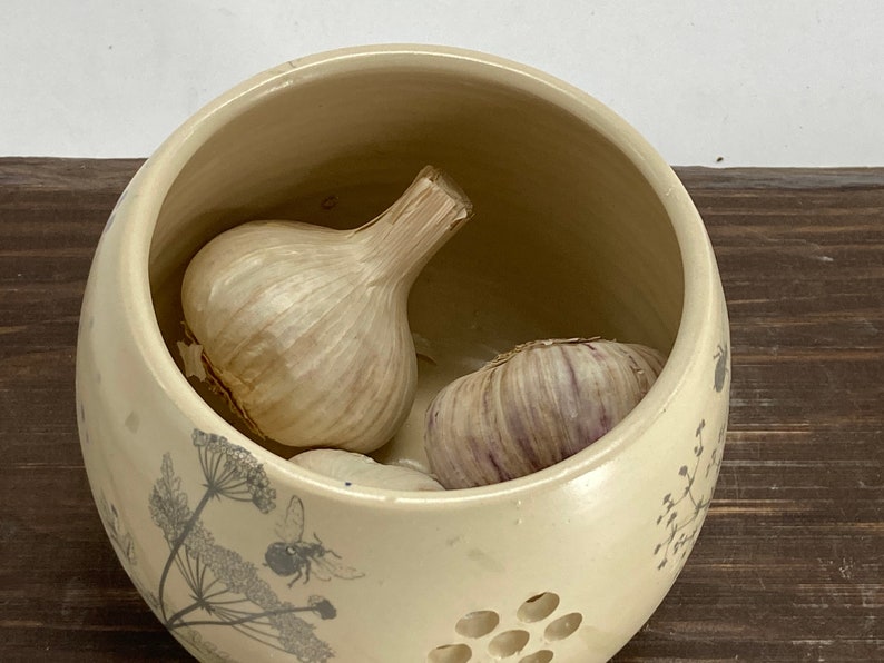 Garlic keeper, garlic jar, pottery garlic keeper, ceramic garlic jar, garlic container