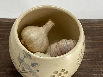 Garlic keeper, garlic jar, pottery garlic keeper, ceramic garlic jar, garlic container