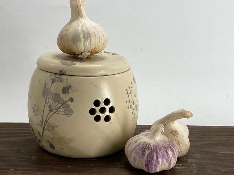 Garlic keeper, garlic jar, pottery garlic keeper, ceramic garlic jar, garlic container