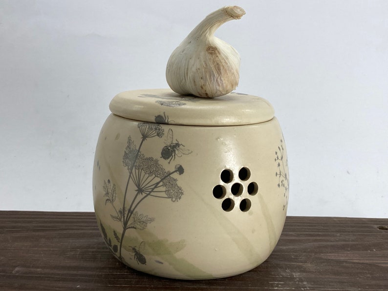 Garlic keeper, garlic jar, pottery garlic keeper, ceramic garlic jar, garlic container