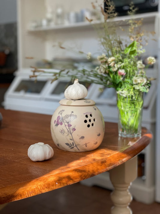 Garlic keeper, Garlic holder, onion storage, Garlic jar, pottery garlic keeper