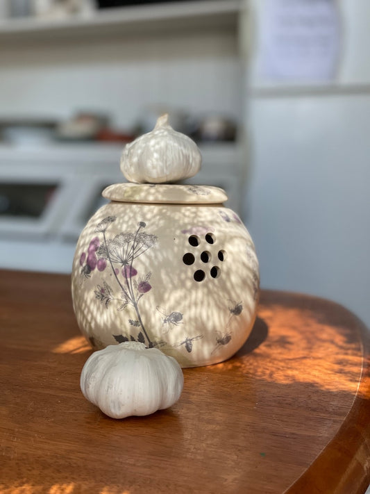 Garlic keeper, Garlic holder, onion storage, Garlic jar, pottery garlic keeper
