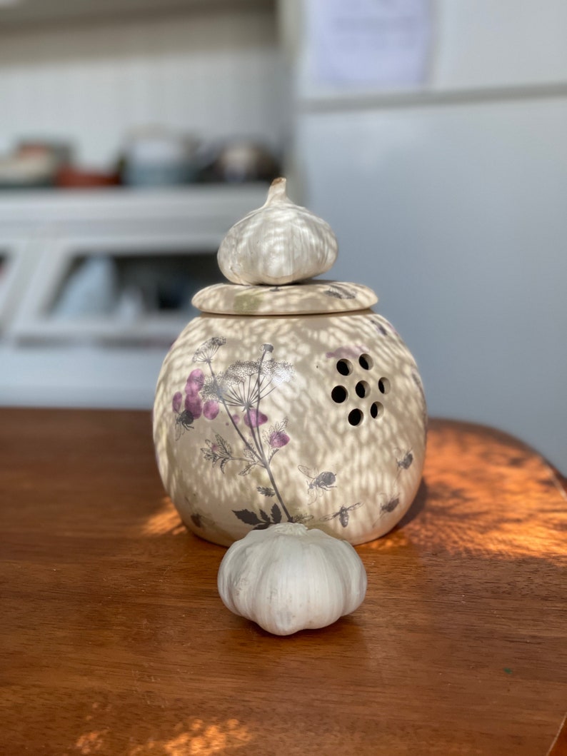 Garlic keeper, Garlic holder, onion storage, Garlic jar, pottery garlic keeper