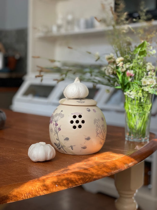 Garlic keeper, garlic jar, pottery garlic keeper, ceramic garlic jar, garlic container