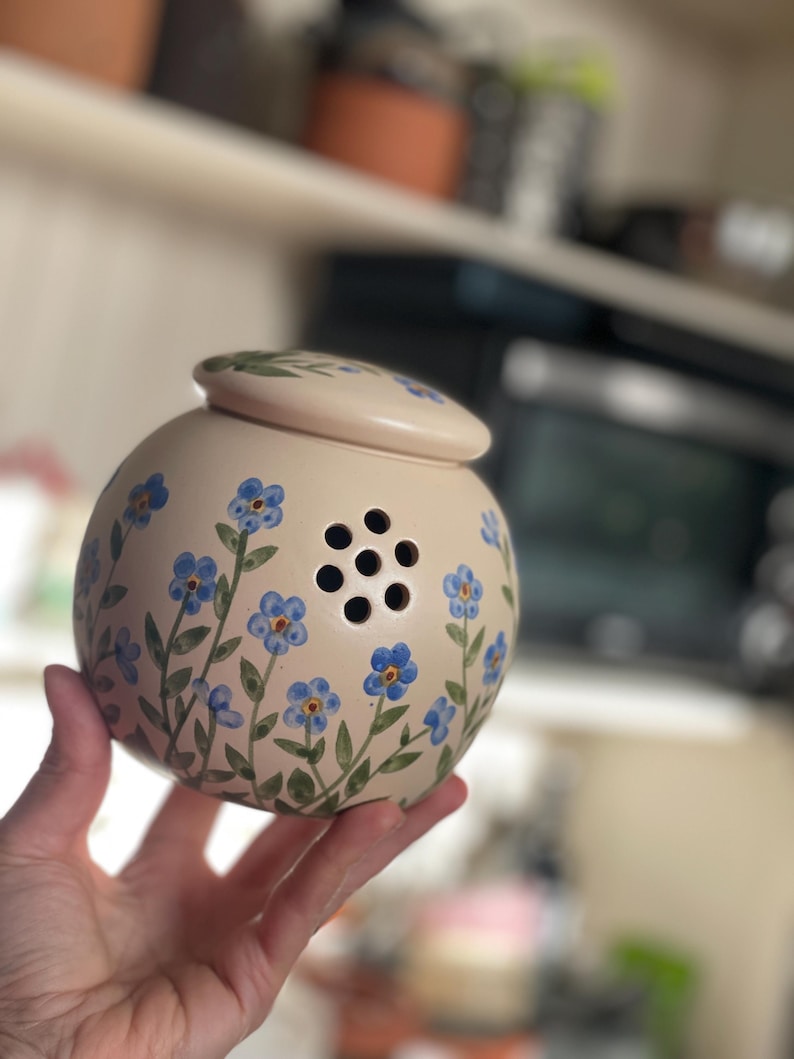 Garlic keeper, garlic jar, pottery, small blue flowers, forget me nots